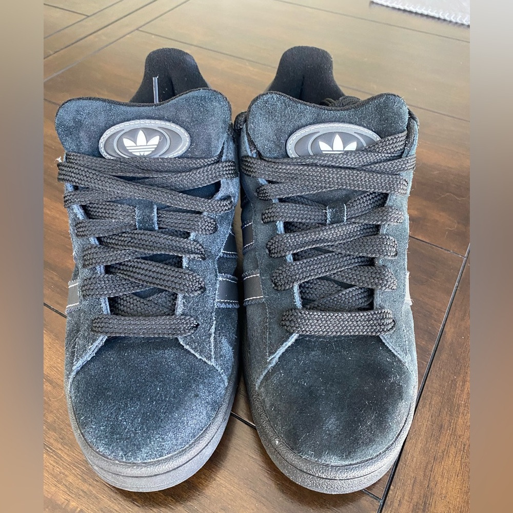 Like new Adidas Black Suede Campus 00’s low
